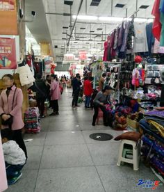 九龍小商品市場(chǎng)人氣有多旺？停車場(chǎng)